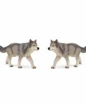 Groothandel set van 2x stuks plastic speelgoed figuur grijze wolf wolven 12 cm