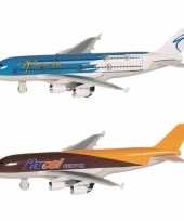 Groothandel speelgoed vliegtuigen setje van 2 stuks bruin en blauw 19 cm