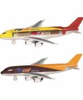 Groothandel speelgoed vliegtuigen setje van 2 stuks bruin en geel 19 cm
