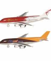 Groothandel speelgoed vliegtuigen setje van 2 stuks bruin en rood 19 cm