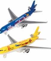Groothandel speelgoed vliegtuigen setje van 2 stuks geel en blauw 19 cm 10270166