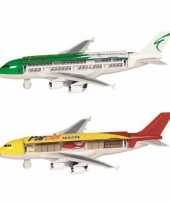Groothandel speelgoed vliegtuigen setje van 2 stuks groen en geel 19 cm