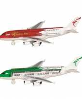 Groothandel speelgoed vliegtuigen setje van 2 stuks groen en rood 19 cm 10269511